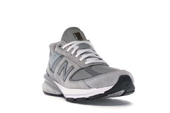 حذاء نيو بالانس 990v5 باللون الرمادي
