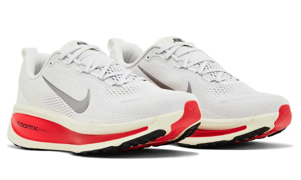 Nike Vomero 18 'درجة لون البلاتين - أحمر السيرين'