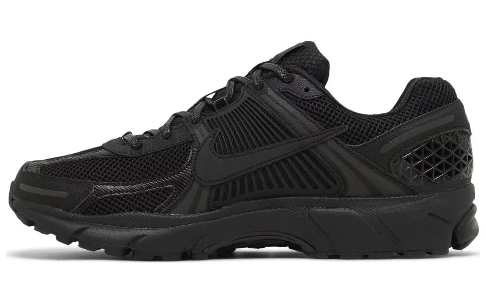 Nike Air Zoom Vomero 5 "تريبل بلاك"