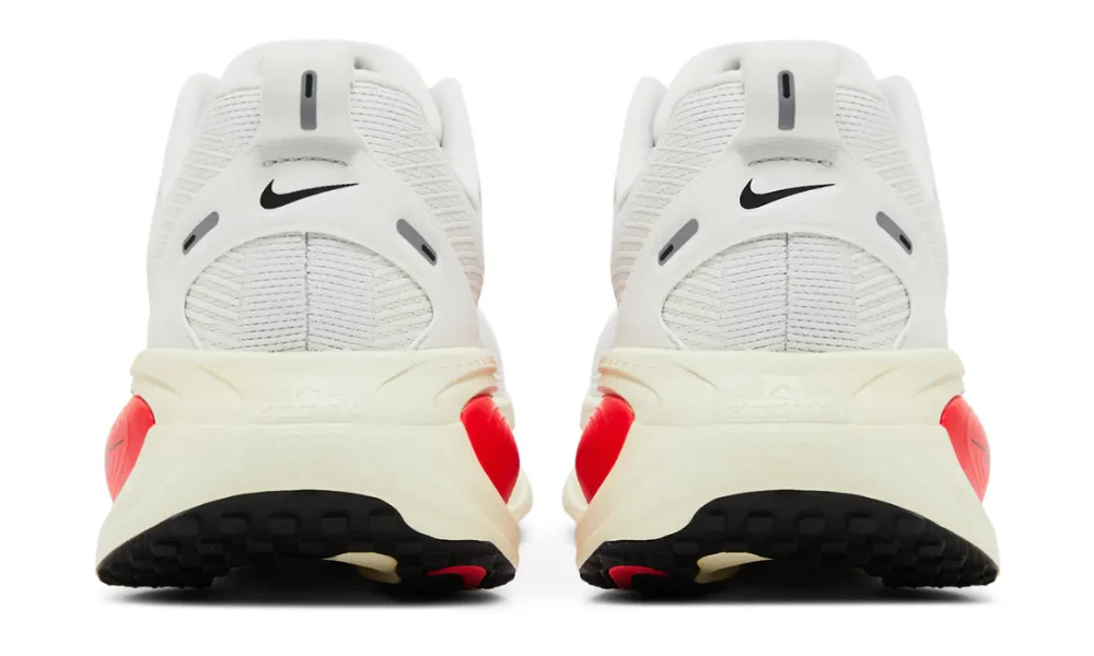 Nike Vomero 18 'درجة لون البلاتين - أحمر السيرين'