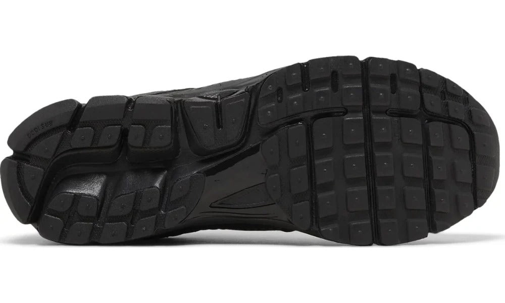 Nike Air Zoom Vomero 5 "تريبل بلاك"