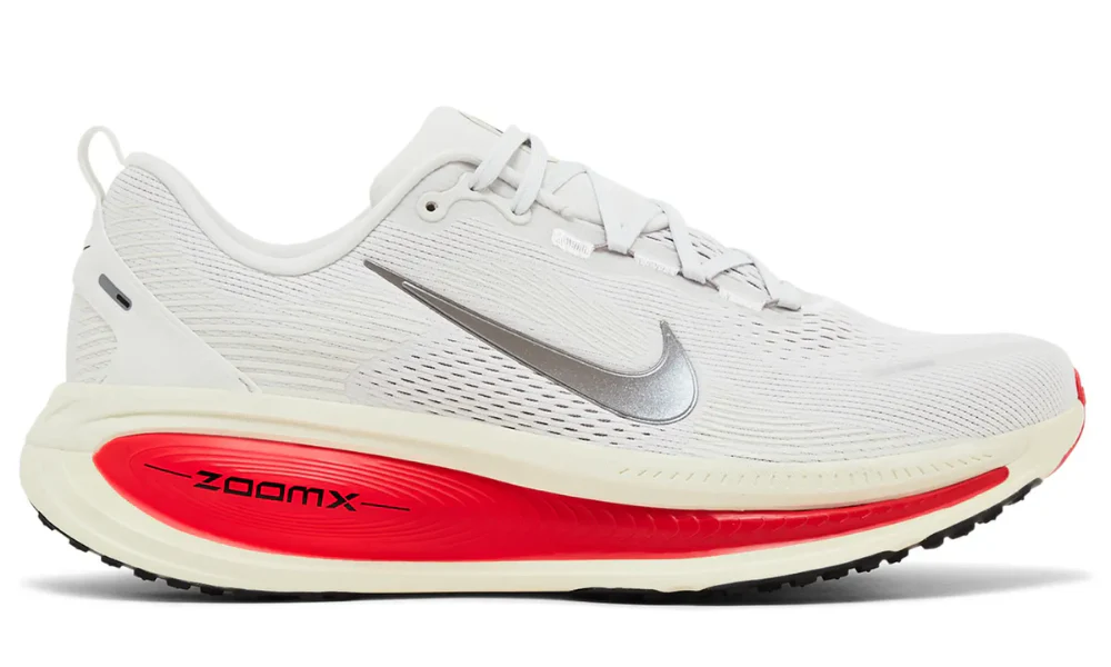 Nike Vomero 18 'درجة لون البلاتين - أحمر السيرين'