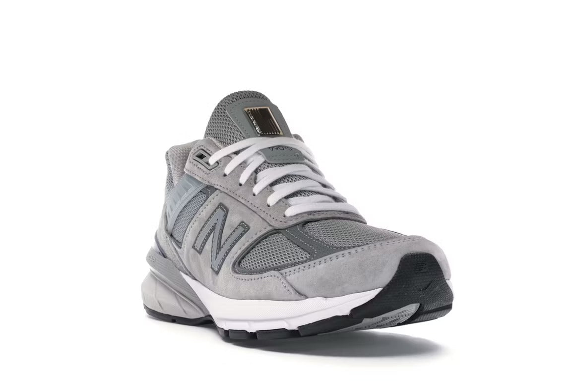 حذاء نيو بالانس 990v5 باللون الرمادي